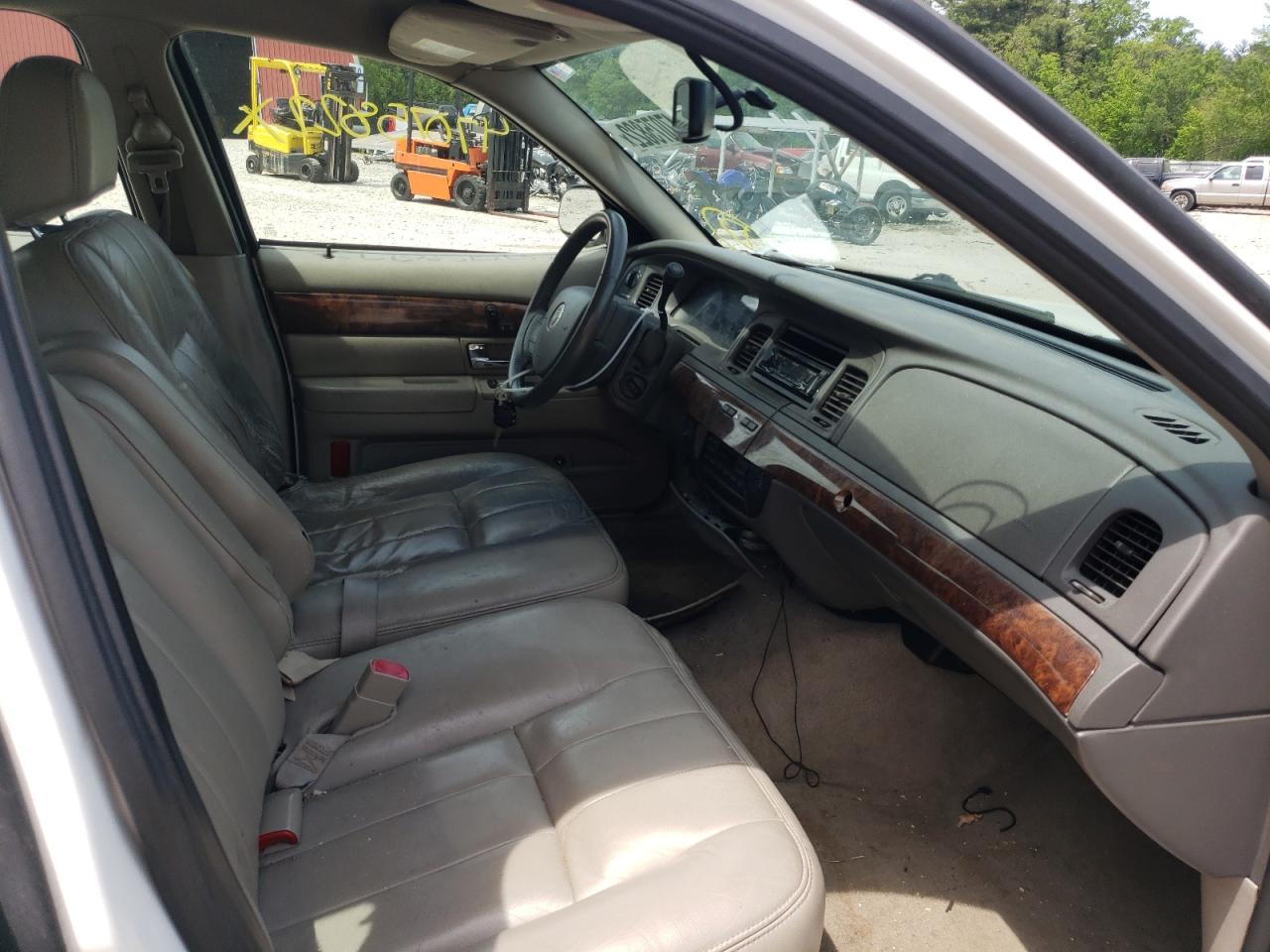 Photo 5 from auction – 2010 MERCURY GRAND MARQ with VIN 2MEBM7FV2AX612890
