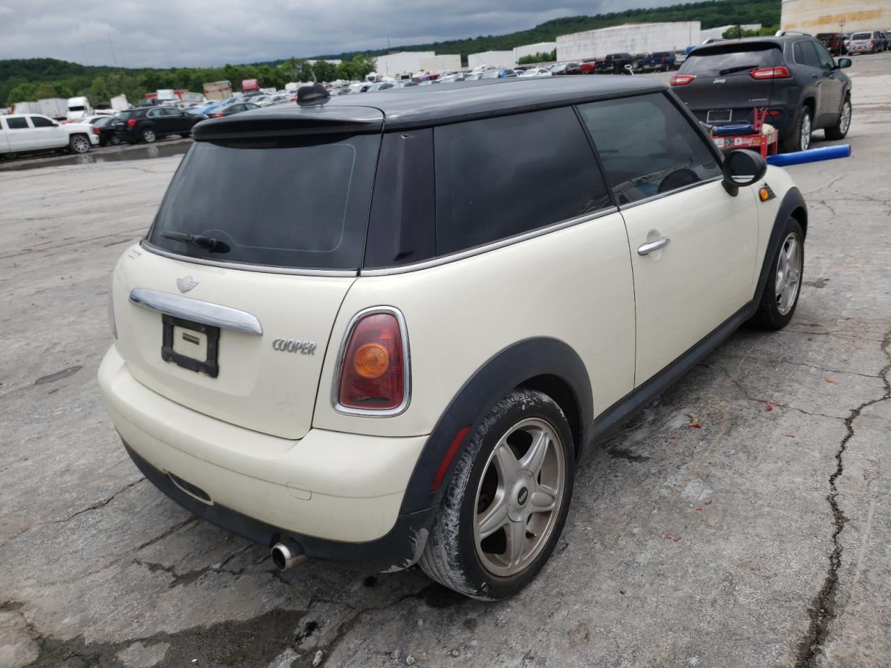 Photo 4 from auction – 2007 MINI COOPER with VIN WMWMF335X7TT53747