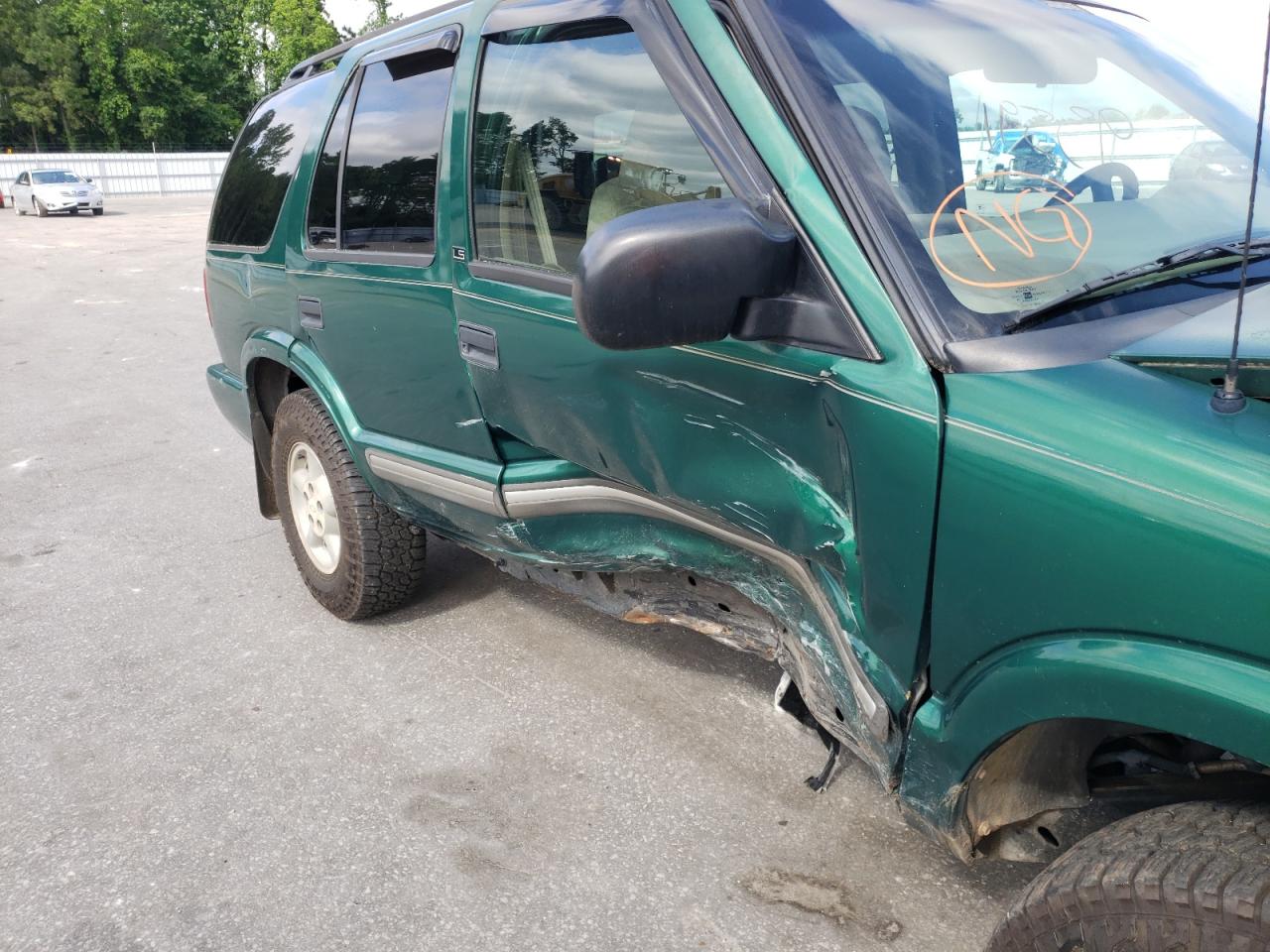 Photo 9 from auction – 2000 CHEVROLET BLAZER with VIN 1GNDT13W5YK264045