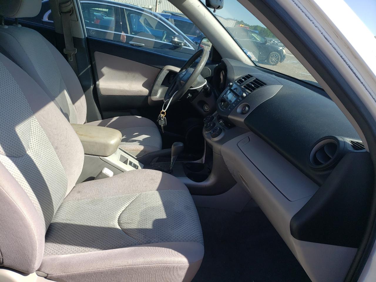 Photo 5 from auction – 2006 TOYOTA RAV4 with VIN JTMZD33V066004379