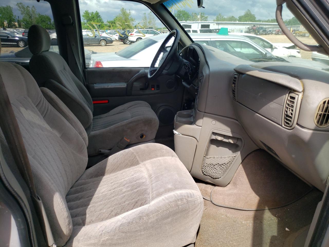 Photo 18 from auction – 2000 CHEVROLET ASTRO with VIN 1GNDM19W4YB202284