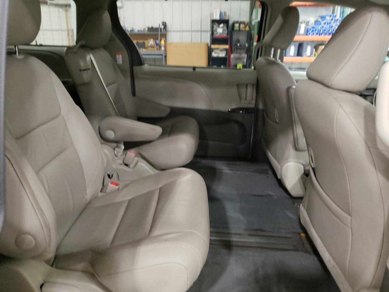 Photo 6 from auction – 2016 TOYOTA SIENNA XLE with VIN 5TDYK3DC3GS714134