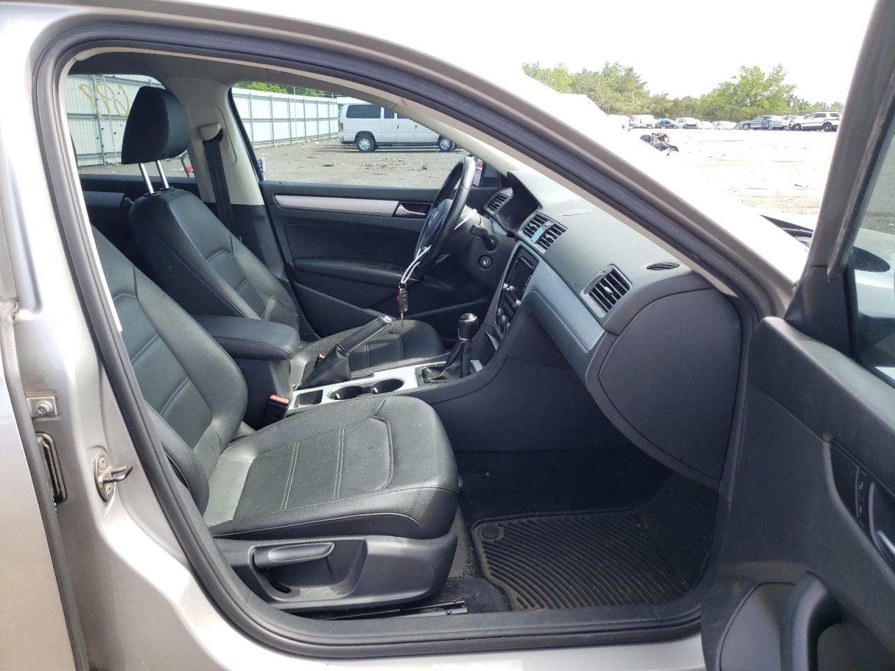 Photo 5 from auction – 2013 VOLKSWAGEN PASSAT SE with VIN 1VWBP7A31DC021964