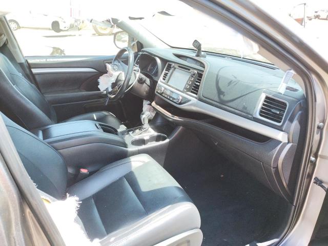 Photo 5 from auction – 2019 TOYOTA HIGHLANDER with VIN 5TDKZRFHXKS554842