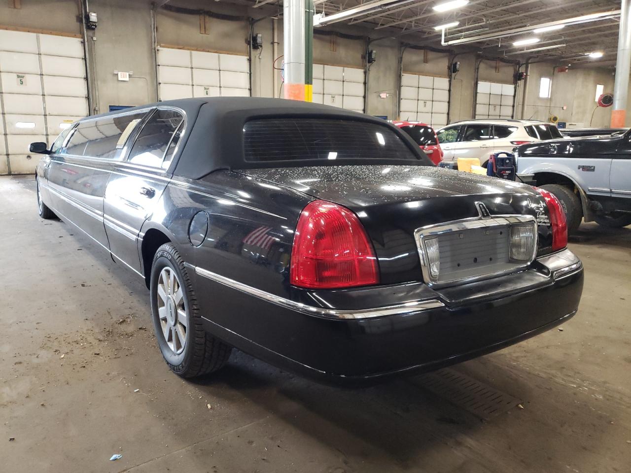 Photo 3 from auction – 2006 LINCOLN TOWN CAR E with VIN 1L1FM88W16Y602628