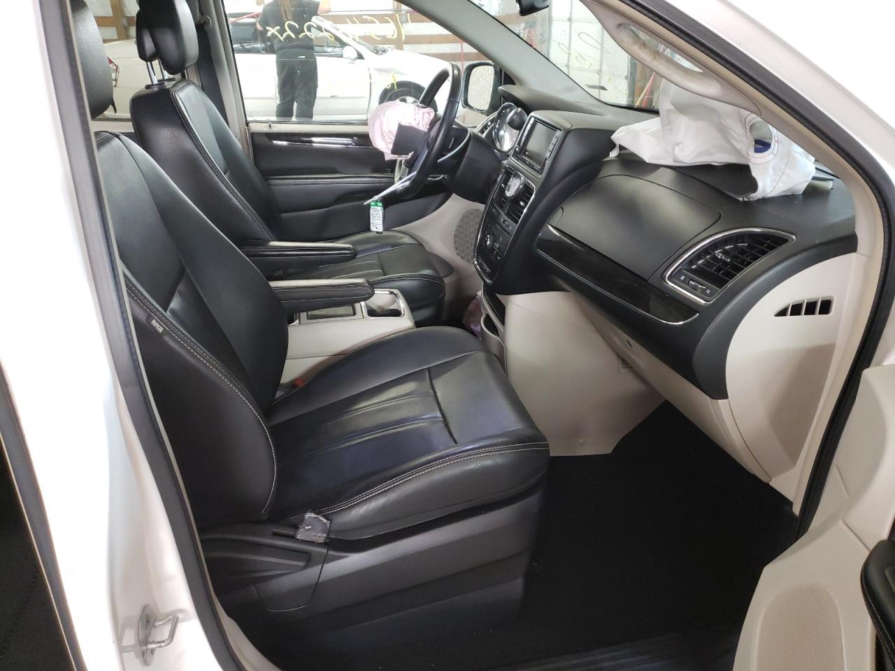 Photo 5 from auction – 2013 CHRYSLER TOWN & COU with VIN 2C4RC1BGXDR670150