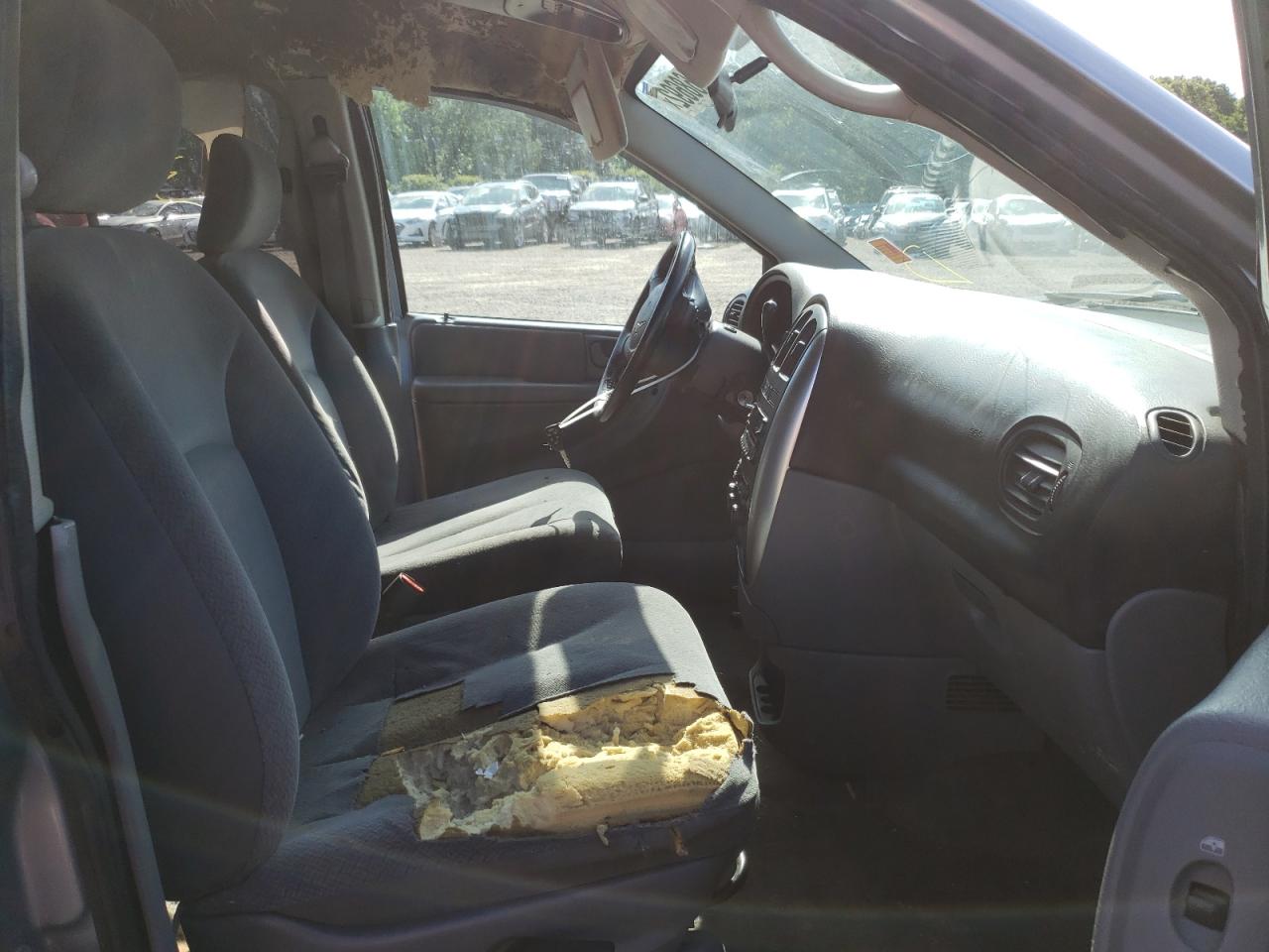 Photo 5 from auction – 2005 CHRYSLER TOWN & COU with VIN 2C4GP54L65R370278