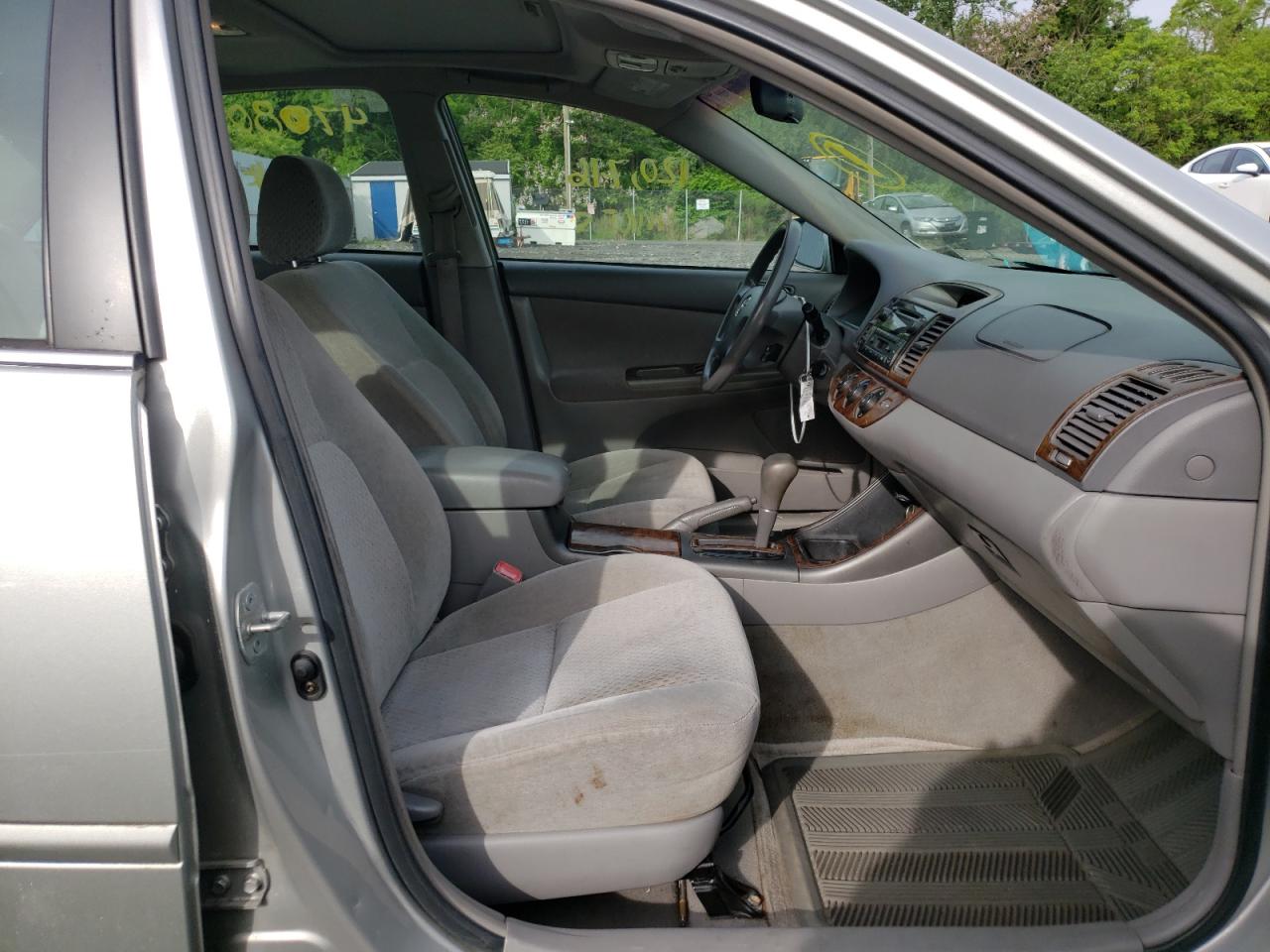 Photo 19 from auction – 2004 TOYOTA CAMRY LE with VIN 4T1BF32K54U576930