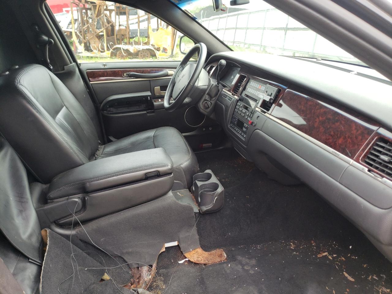 Photo 5 from auction – 2011 LINCOLN TOWN CAR E with VIN 2L1FL8JW1BX751256