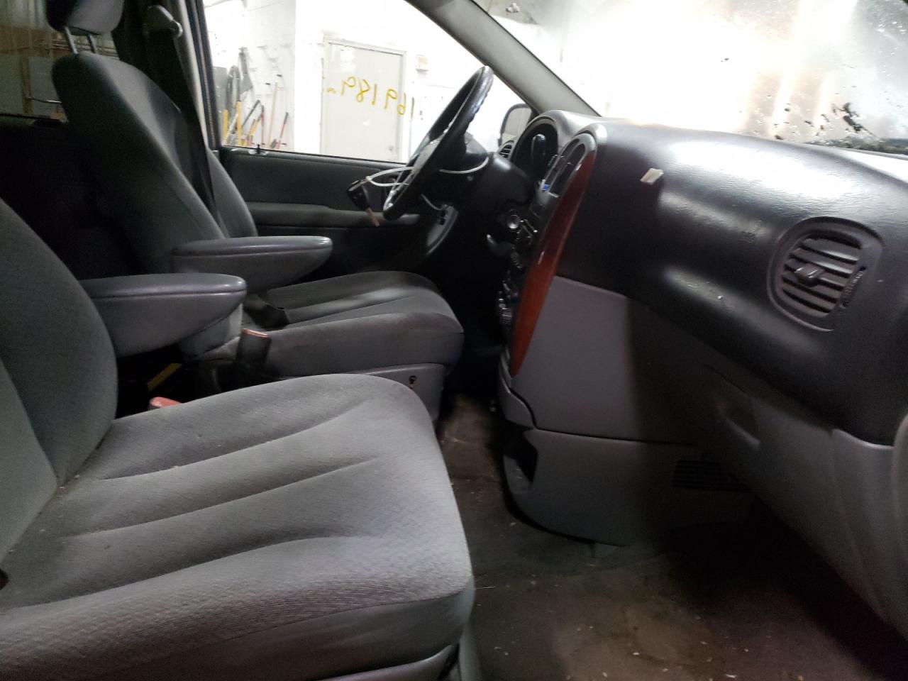 Photo 18 from auction – 2006 CHRYSLER TOWN & COU with VIN 2A4GP44R46R753453
