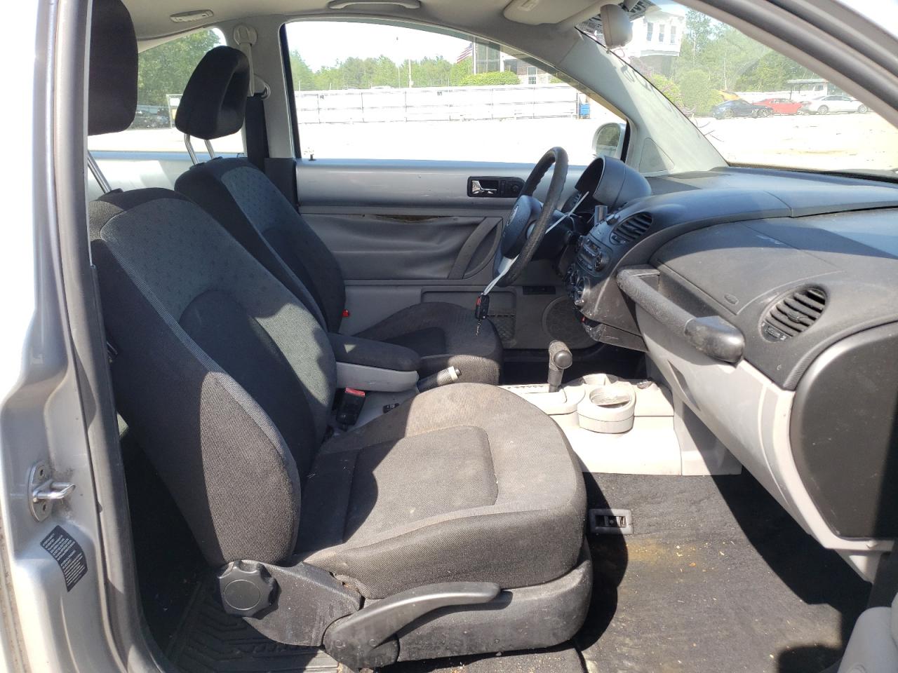 Photo 5 from auction – 2002 VOLKSWAGEN BEETLE with VIN 3VWCK21C52M402637