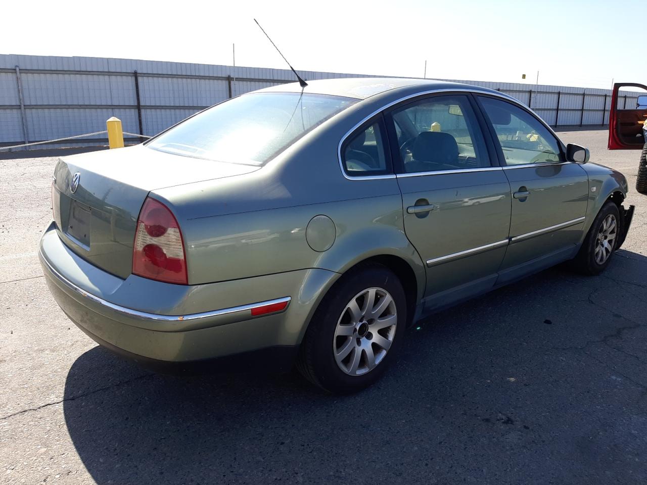 Photo 4 from auction – 2001 VOLKSWAGEN PASSAT GLS with VIN WVWPD63B01E117259