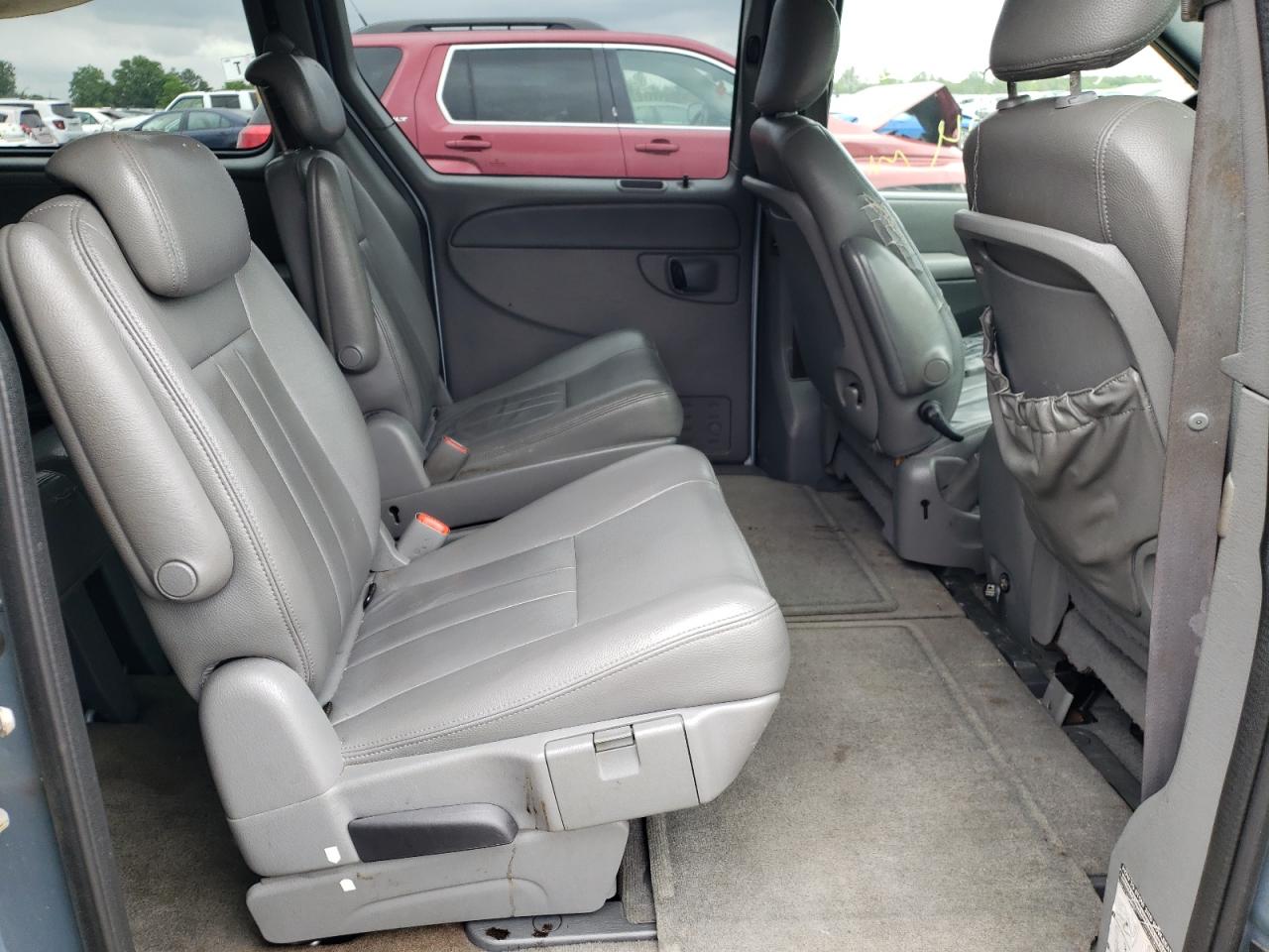 Photo 6 from auction – 2005 CHRYSLER TOWN & COU with VIN 2C8GP54L95R164192