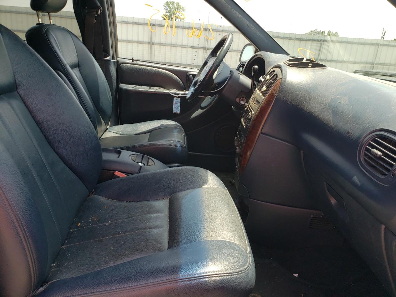 Photo 5 from auction – 2003 CHRYSLER TOWN & COU with VIN 2C4GP54L13R329568