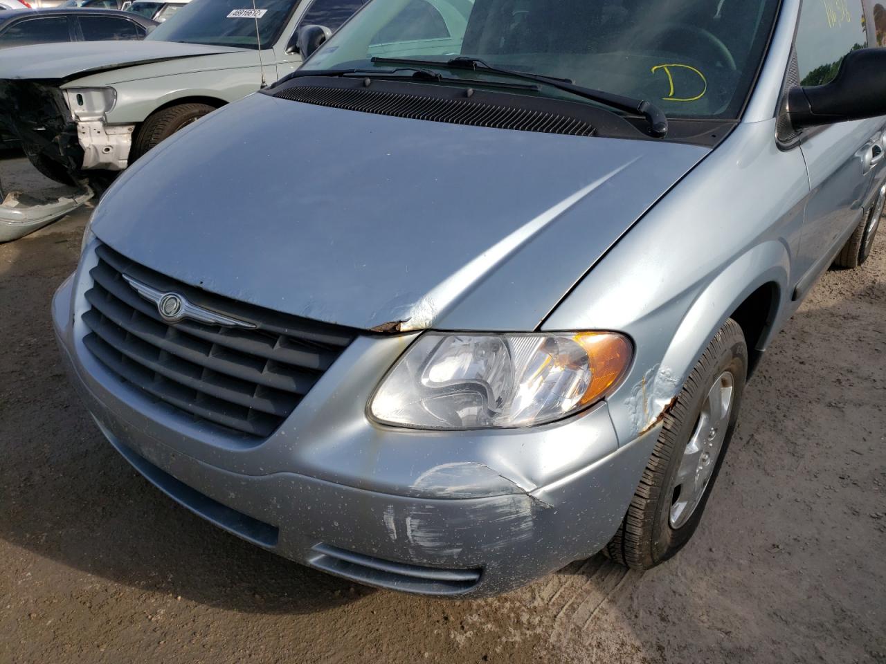 Photo 9 from auction – 2005 CHRYSLER TOWN AND C with VIN 1C4GP45R75B282559