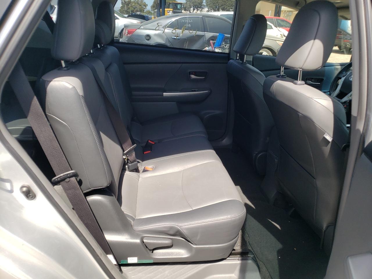 Photo 17 from auction – 2014 TOYOTA PRIUS V with VIN JTDZN3EU9E3322020