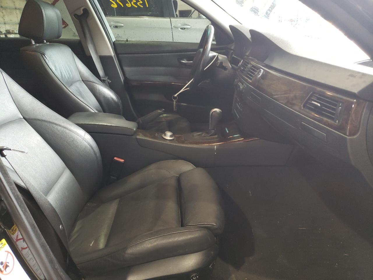 Photo 19 from auction – 2006 BMW 330 I with VIN WBAVB33556KR81235