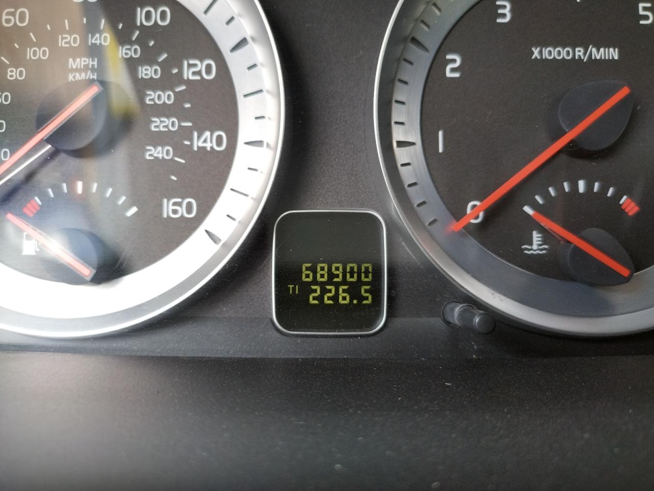 Photo 8 from auction – 2011 VOLVO C70 T5 with VIN YV1672MCXBJ107926