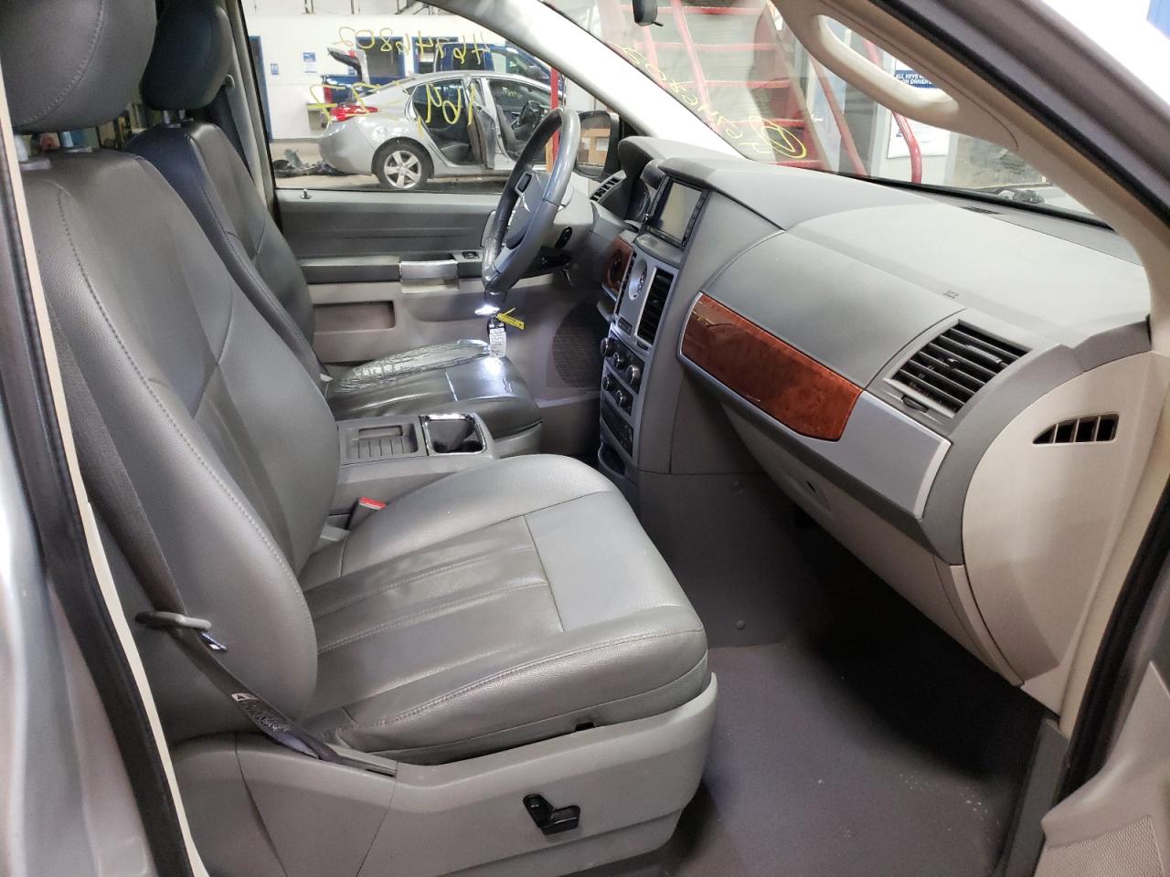 Photo 5 from auction – 2008 CHRYSLER TOWN & COU with VIN 2A8HR54P98R822142