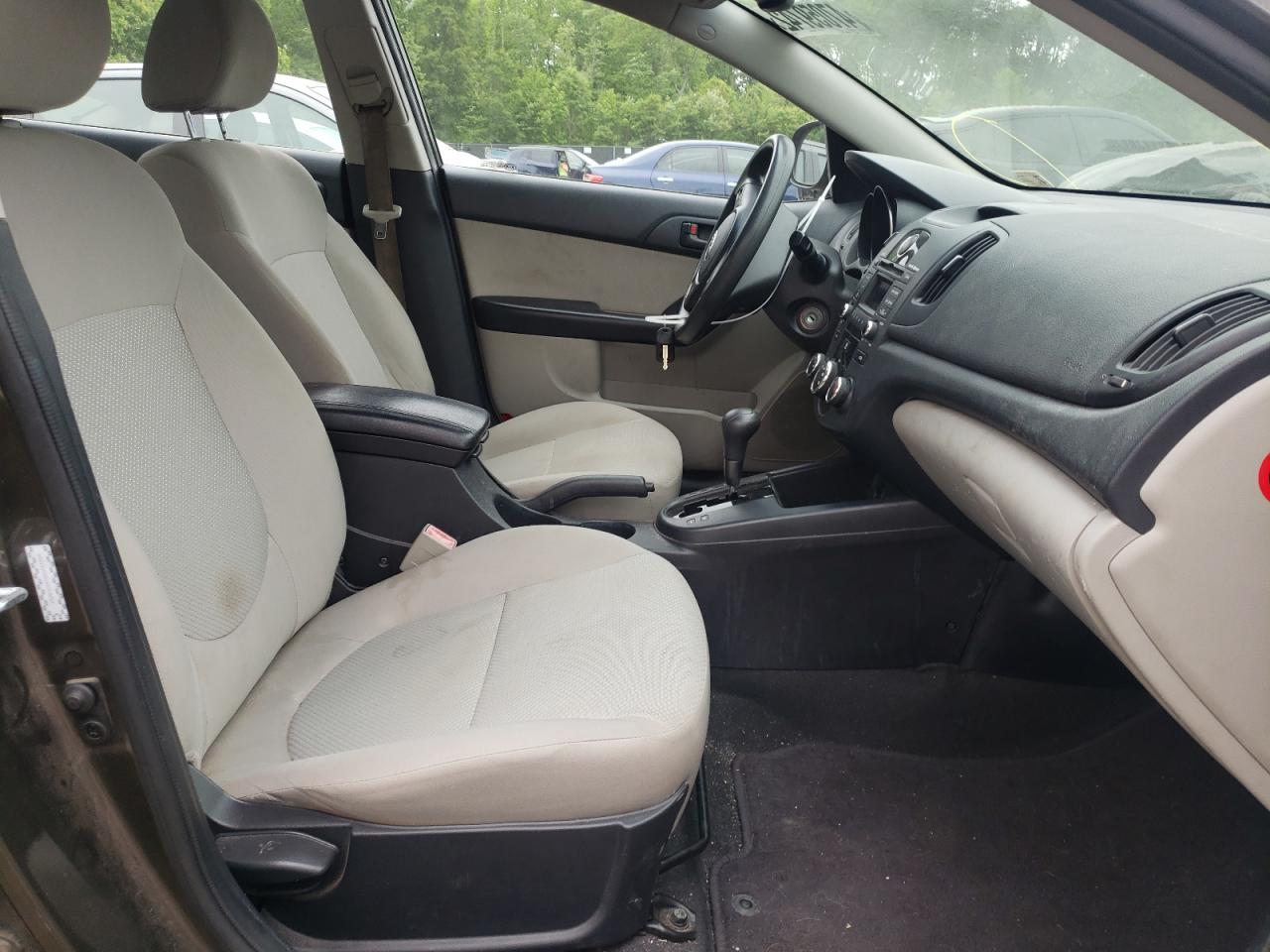 Photo 19 from auction – 2010 KIA FORTE EX with VIN KNAFU4A28A5241604