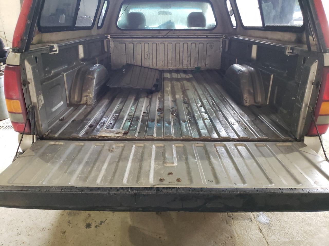 Photo 6 from auction – 2000 CHEVROLET SILVERADO with VIN 1GCEK14T1YE427437
