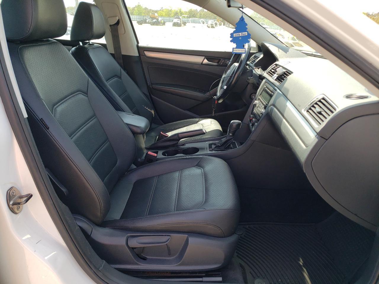 Photo 19 from auction – 2014 VOLKSWAGEN PASSAT S with VIN 1VWAT7A36EC051535