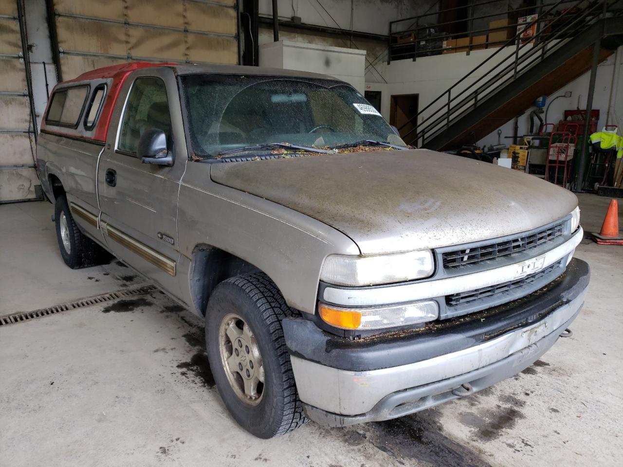CHEVROLET SILVERADO 2000 with VIN 1GCEK14T1YE427437 - Photo from auction