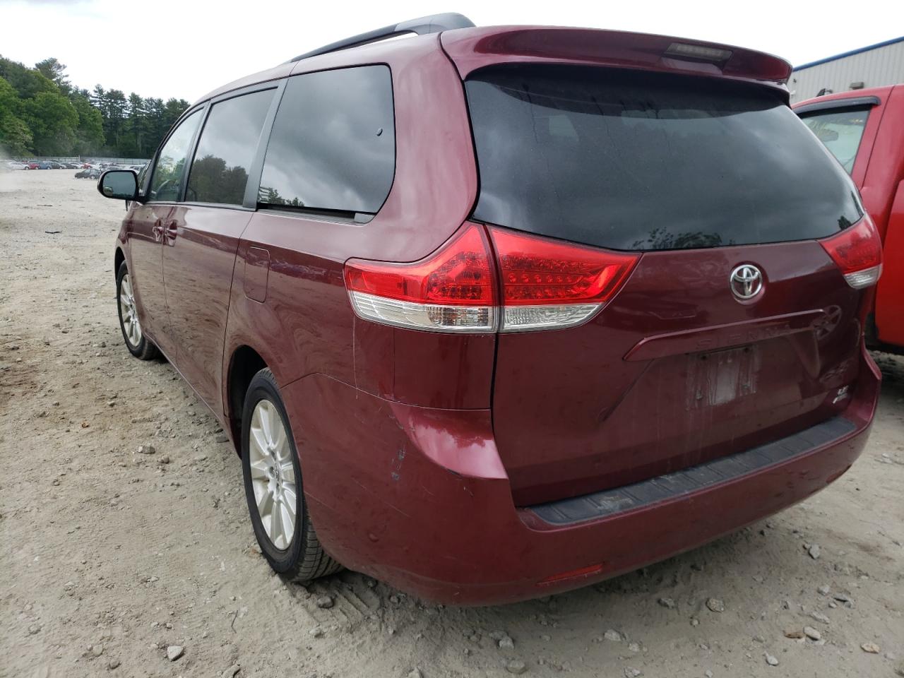 Photo 16 from auction – 2011 TOYOTA SIENNA LE with VIN 5TDJK3DC9BS010997