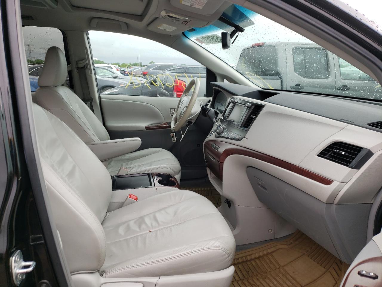 Photo 5 from auction – 2011 TOYOTA SIENNA XLE with VIN 5TDYK3DC4BS106468