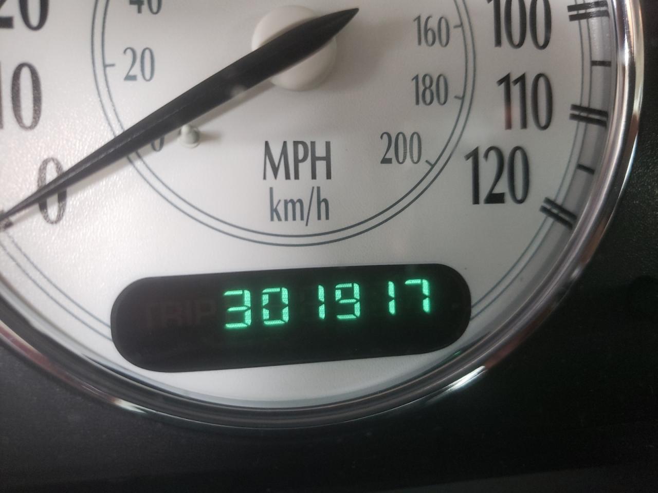 Photo 8 from auction – 2004 CHRYSLER CONCORDE L with VIN 2C3HD56G94H670290