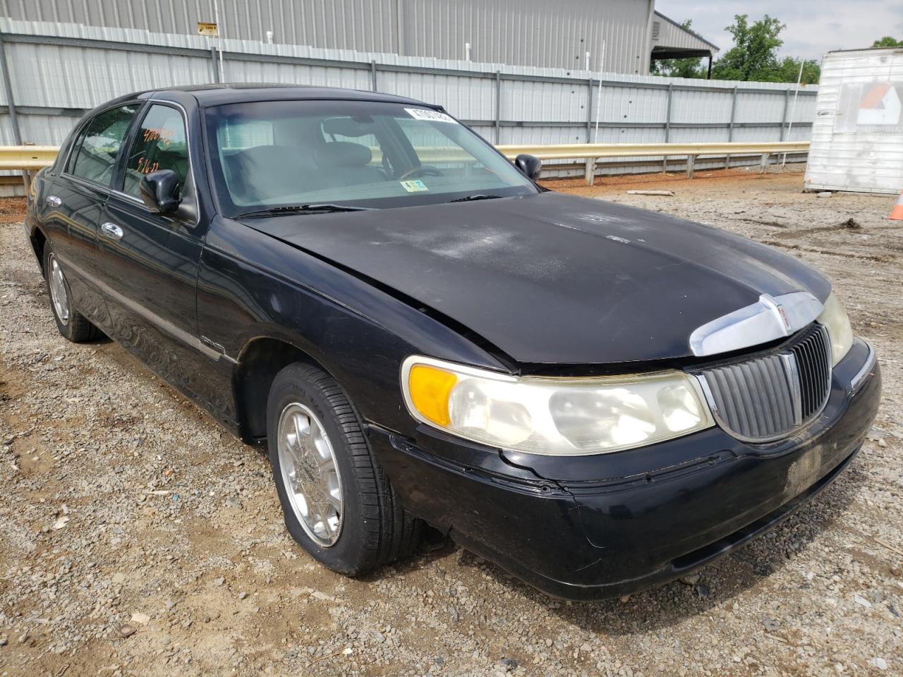 LINCOLN TOWN CAR 2002 with VIN 1LNHM82WX2Y653801 - Photo from auction