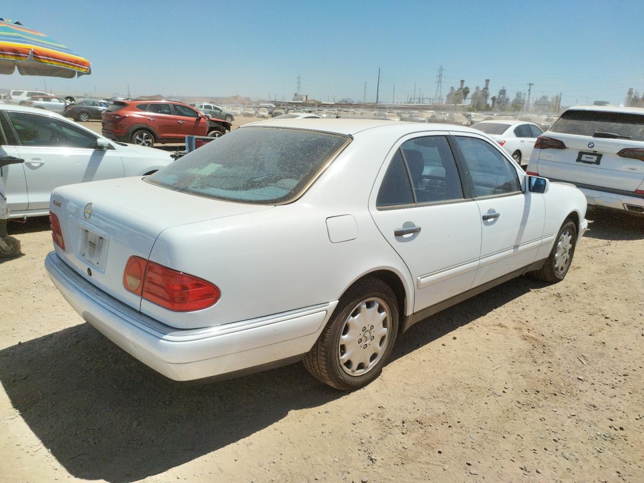 Photo 4 from auction – 1998 MERCEDES-BENZ E 320 with VIN WDBJF65F5WA629855