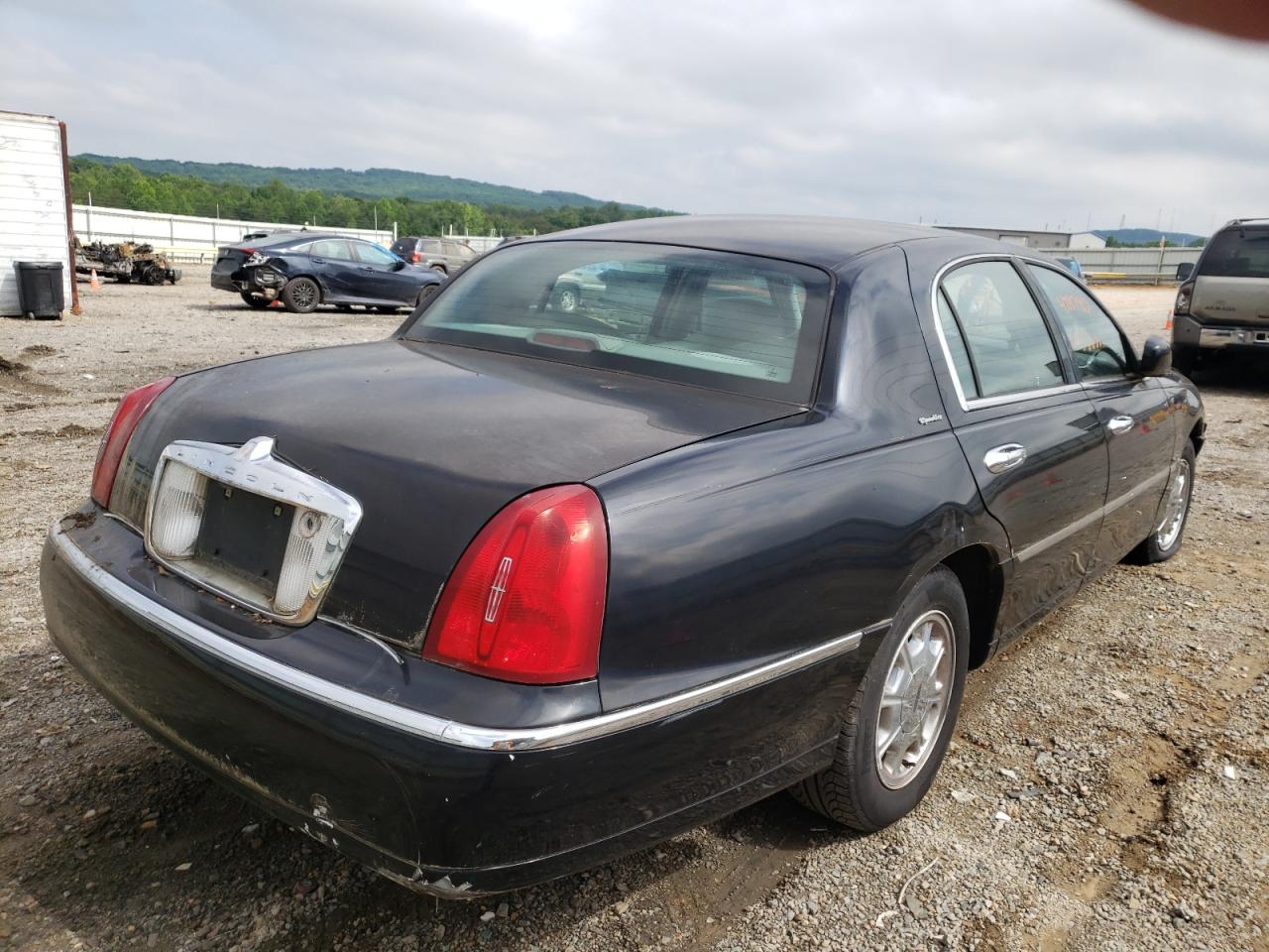 Photo 4 from auction – 2002 LINCOLN TOWN CAR with VIN 1LNHM82WX2Y653801