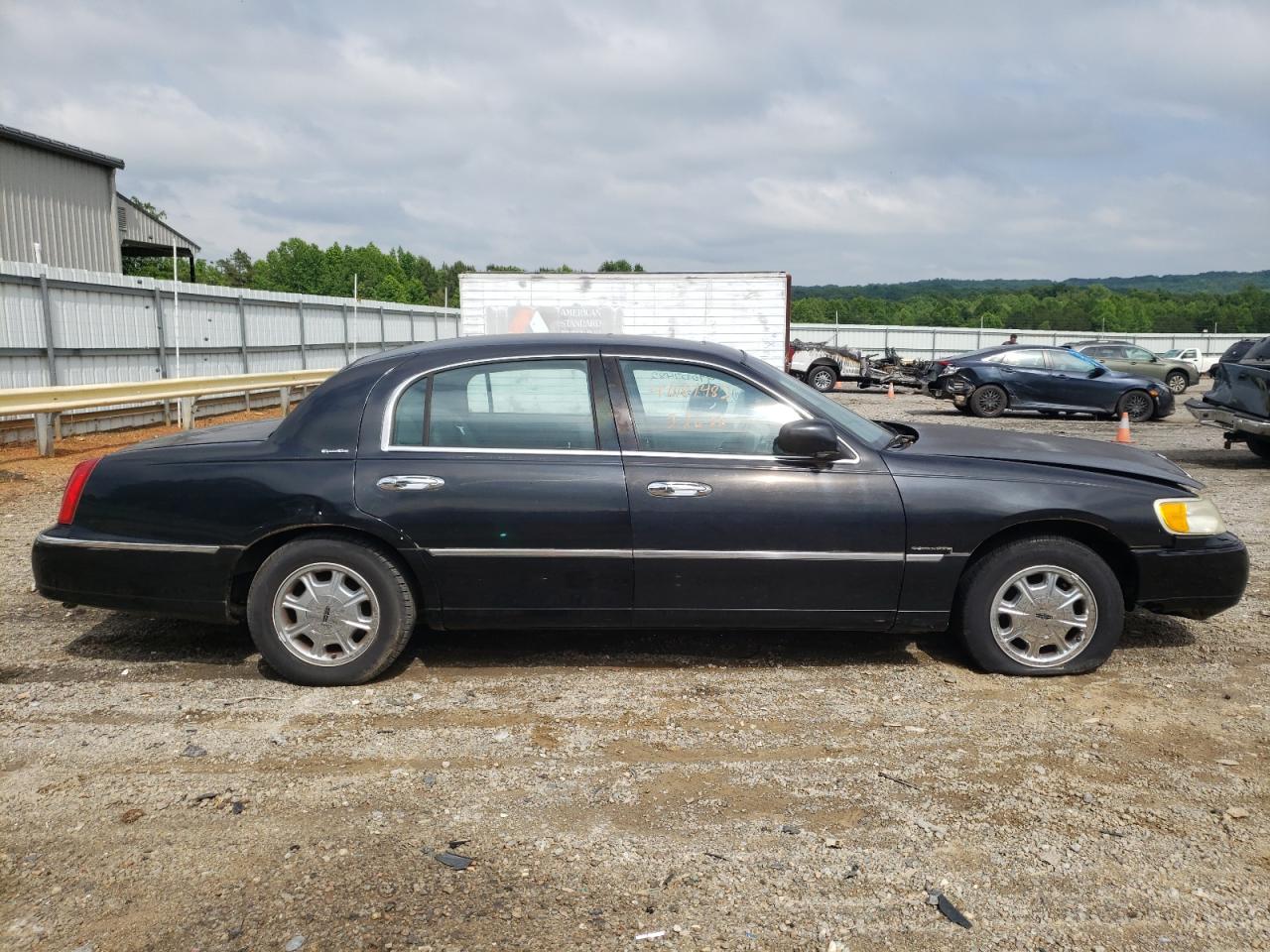 Photo 9 from auction – 2002 LINCOLN TOWN CAR with VIN 1LNHM82WX2Y653801