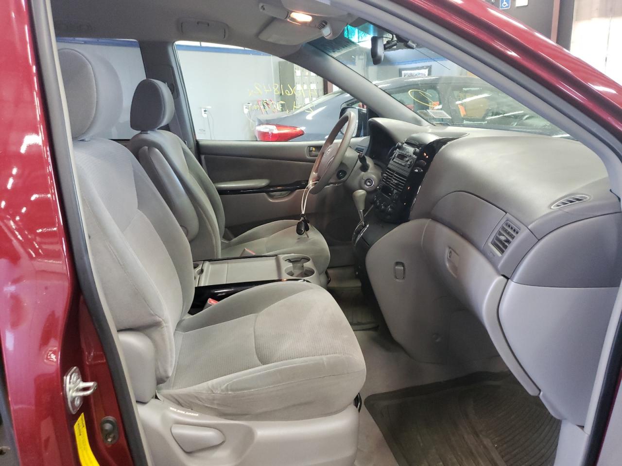 Photo 19 from auction – 2004 TOYOTA SIENNA CE with VIN 5TDZA23C04S189001