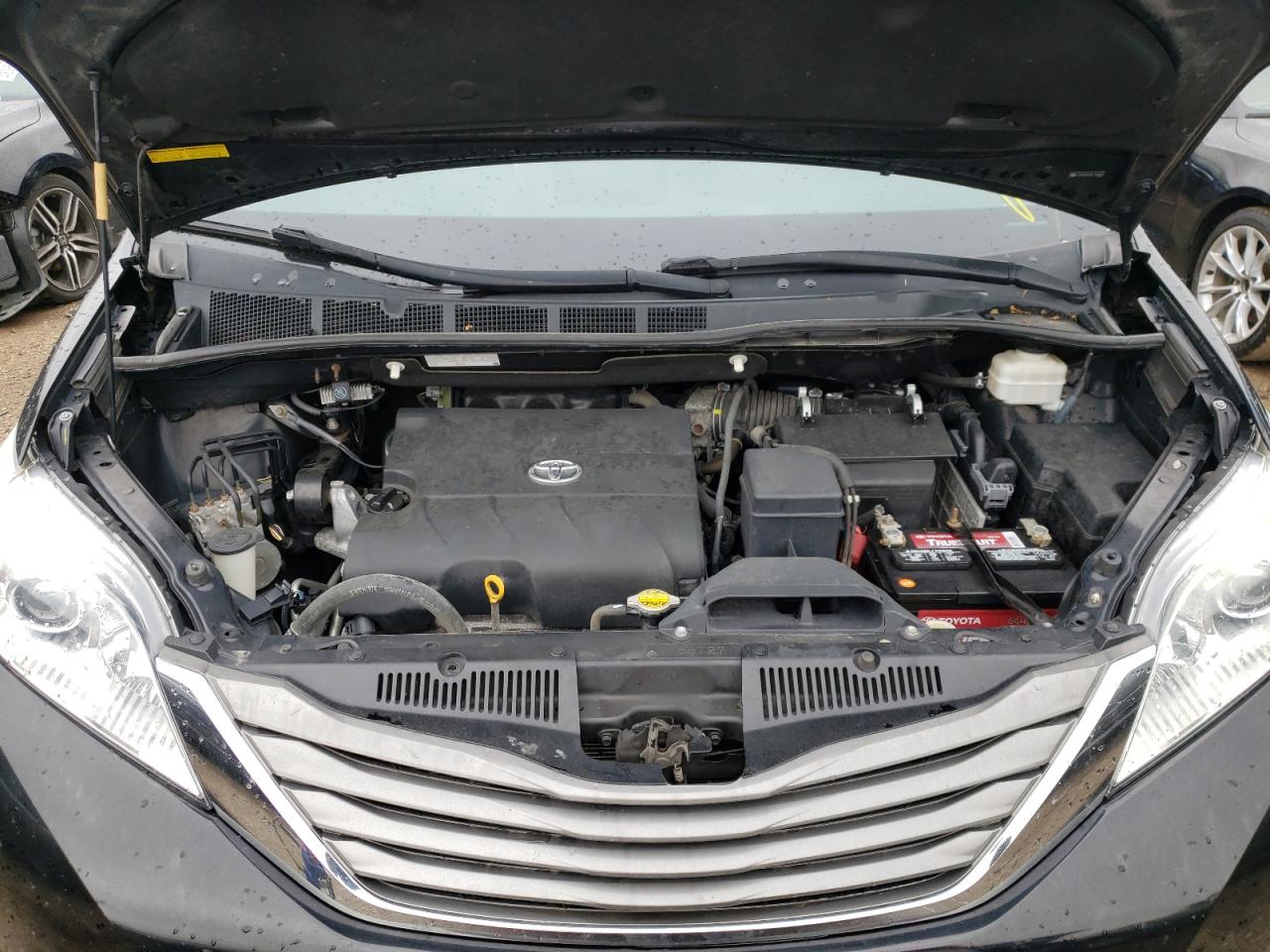 Photo 7 from auction – 2011 TOYOTA SIENNA XLE with VIN 5TDYK3DC4BS106468
