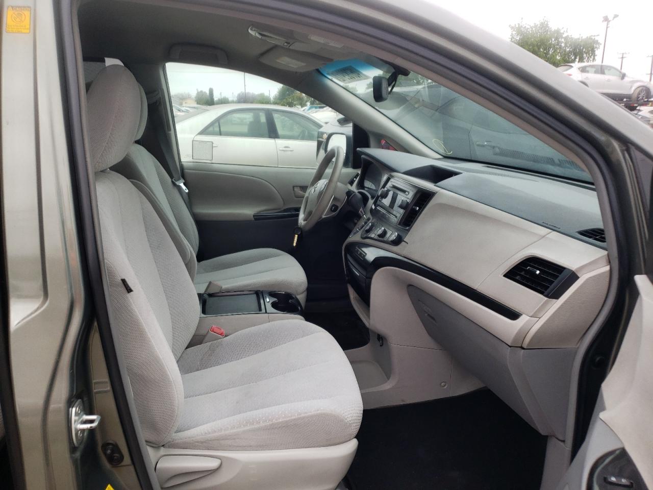 Photo 19 from auction – 2011 TOYOTA SIENNA LE with VIN 5TDKK3DC4BS131652