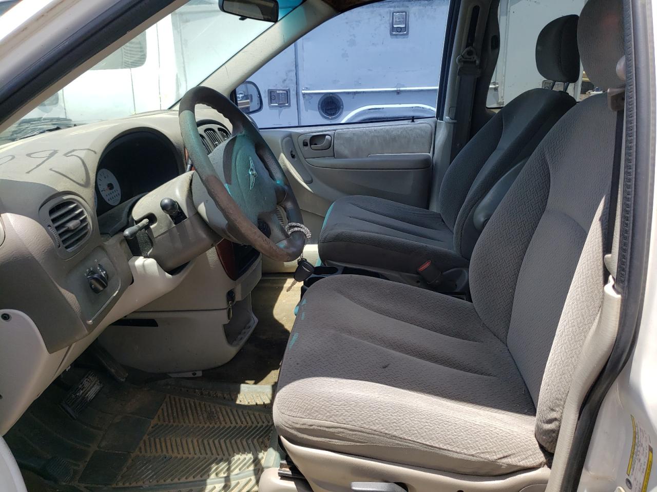 Photo 5 from auction – 2005 CHRYSLER TOWN & COU with VIN 1C4GP45R15B386481