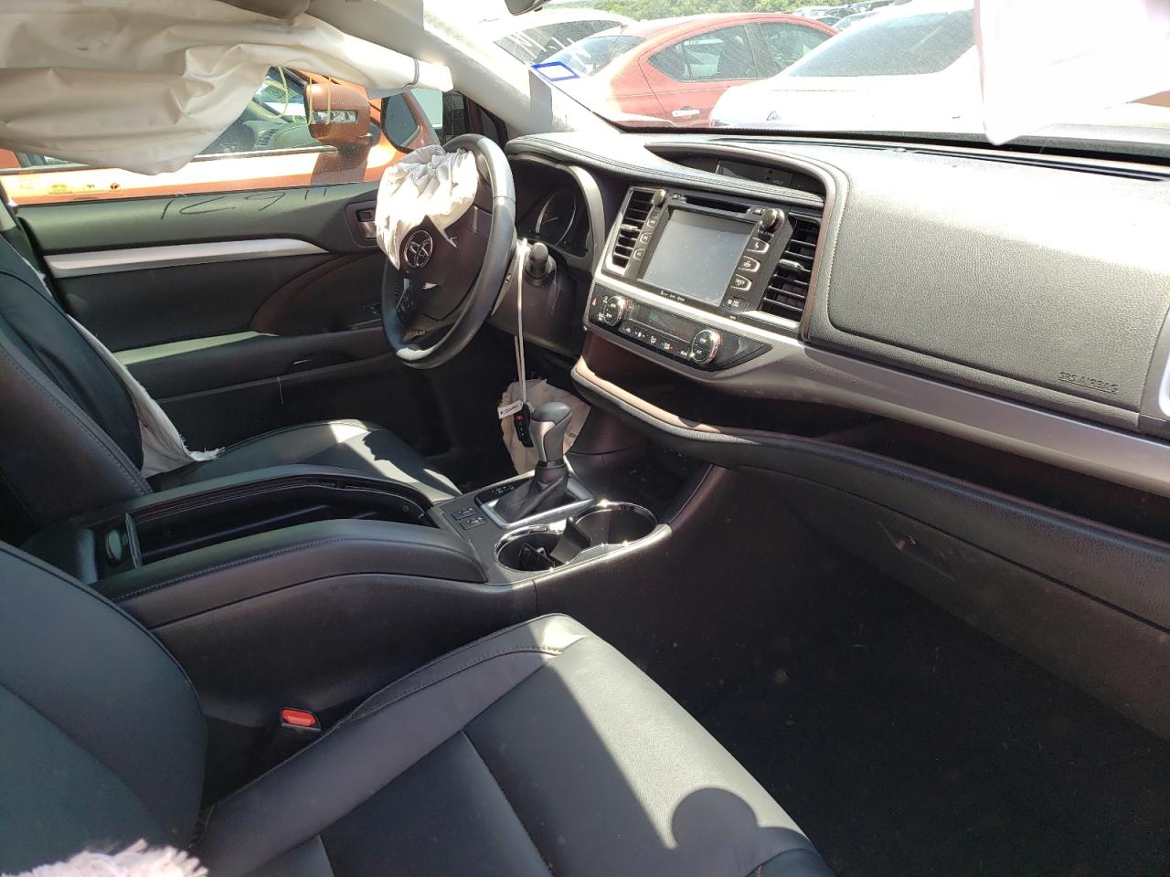 Photo 5 from auction – 2018 TOYOTA HIGHLANDER with VIN 5TDKZRFH4JS239307