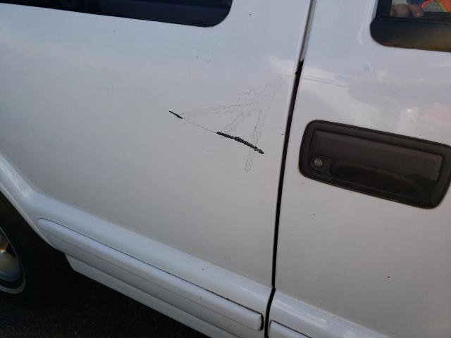 Photo 9 from auction – 2000 CHEVROLET BLAZER with VIN 1GNCS13W0Y2239780
