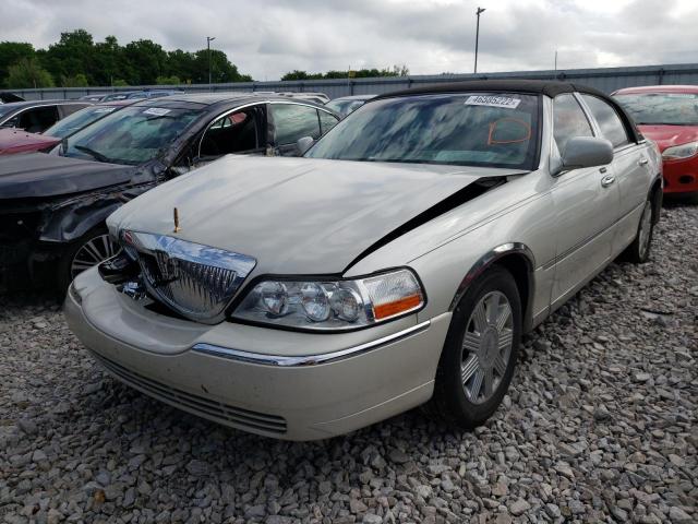 Photo 2 from auction – 2004 LINCOLN TOWN CAR U with VIN 1LNHM83W74Y677572