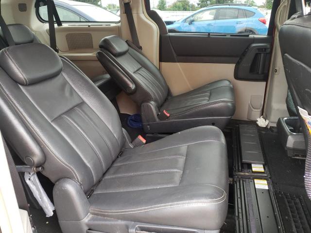 Photo 6 from auction – 2010 CHRYSLER TOWN & COU with VIN 2A4RR8D11AR397928