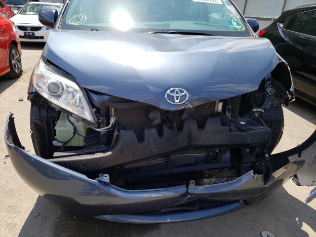 Photo 9 from auction – 2017 TOYOTA SIENNA XLE with VIN 5TDDZ3DC7HS182138