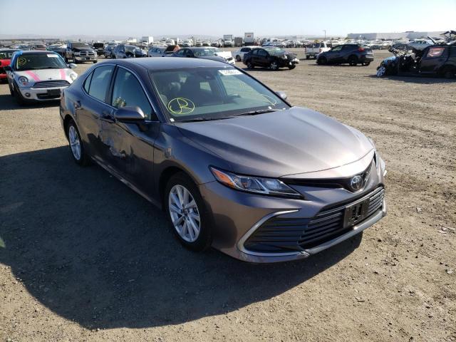 TOYOTA CAMRY LE 2022 with VIN 4T1C11AK2NU010590 - Photo from auction