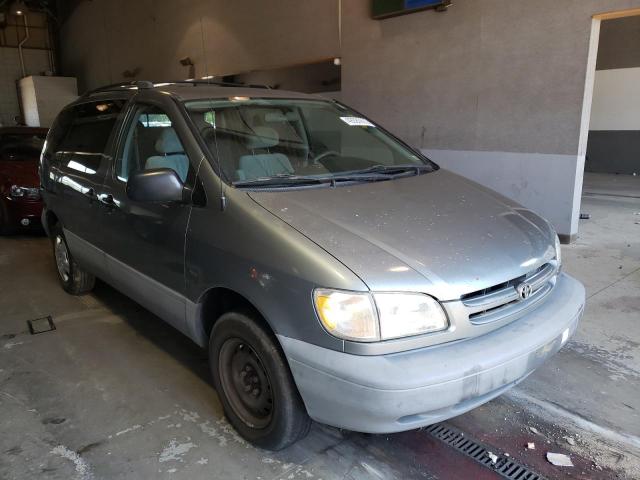 TOYOTA SIENNA LE 2000 with VIN 4T3ZF13C0YU317902 - Photo from auction
