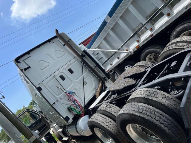 Photo 3 from auction – 2014 FREIGHTLINER CASCADIA 1 with VIN 3AKJGLDR8ESFK9759