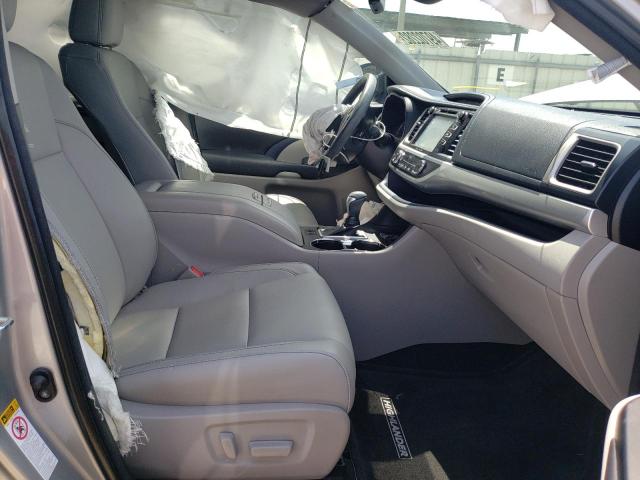 Photo 5 from auction – 2018 TOYOTA HIGHLANDER with VIN 5TDKZRFH1JS265122