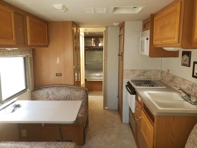Photo 5 from auction – 2001 FLEE CAMPER with VIN 5B4KP57G513330307