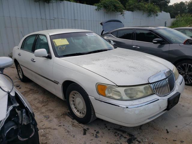 LINCOLN TOWN CAR E 2001 with VIN 1LNHM81W61Y630533 - Photo from auction