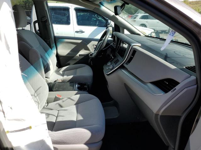 Photo 5 from auction – 2017 TOYOTA SIENNA LE with VIN 5TDKZ3DC6HS782396